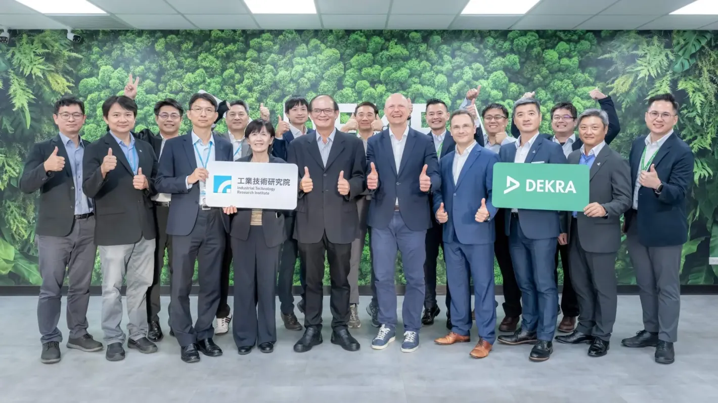 DEKRA德凱與安華聯網助力商用車資安革新 帷享科技成功取得ISO 21434認證 DEKRA德凱與工研院代表及雙方技術團隊合影,未來將共同推動資訊安全與新能源產品國際合規驗證合作