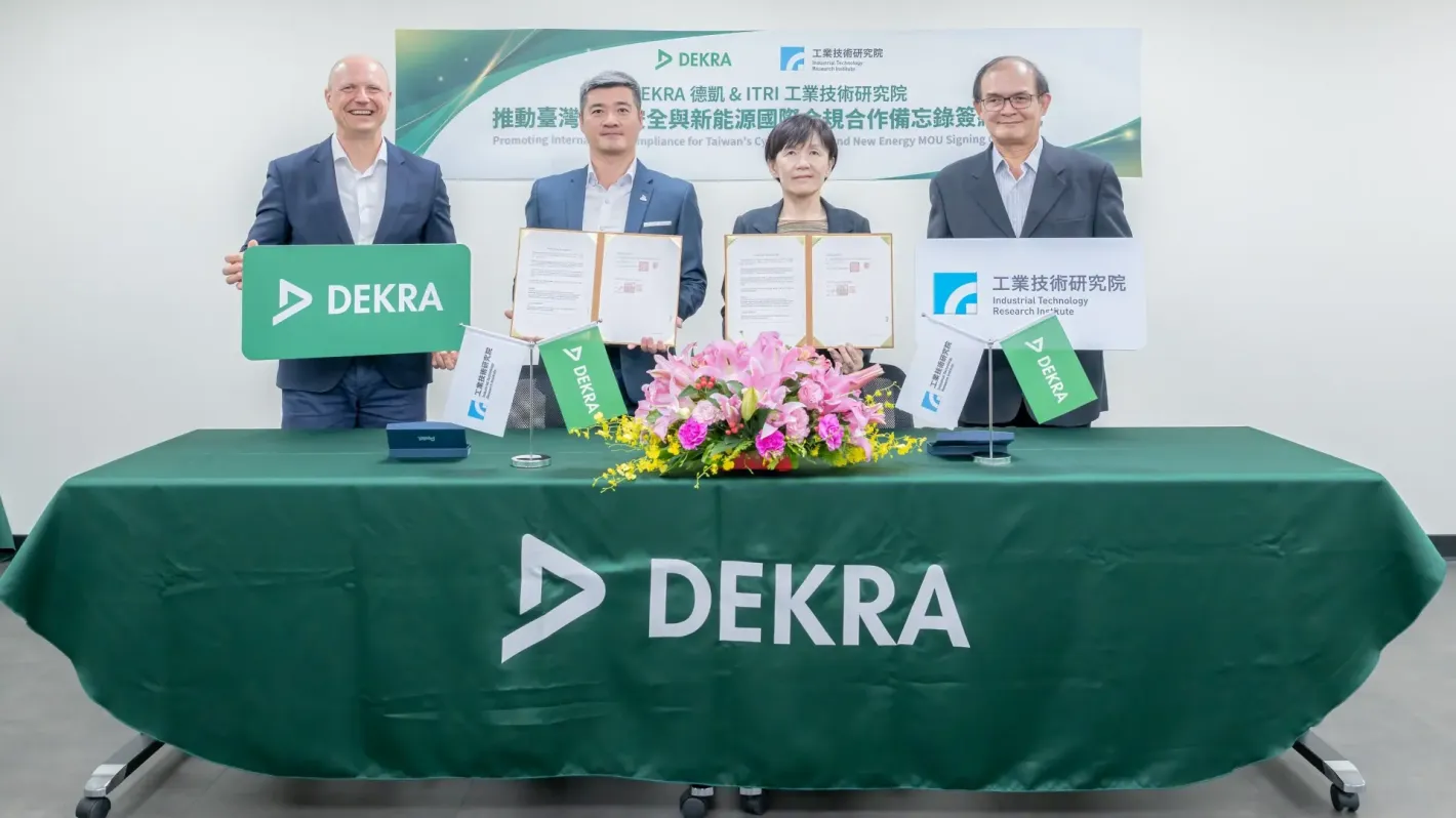 DEKRA德凱與安華聯網助力商用車資安革新 帷享科技成功取得ISO 21434認證 DEKRA德凱與工研院簽署合作備忘錄,攜手推動臺灣資訊安全與新能源產品國際合規驗證合作。圖左起為 DEKRA德凱集團執行長 Stan Zurkiewicz、DEKRA德凱台灣董事總經理李俊儀、工研院量測技術發展中心執行長藍玉屏、工研院副院長胡竹生。